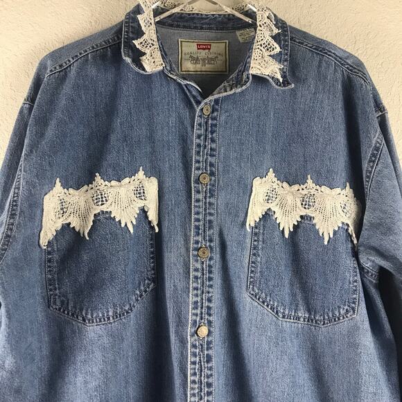 Vintage Levi's Chambray Denim Shirt Shacket Oversized Upcycled Doily Lace Boho L - Picture 3 of 16